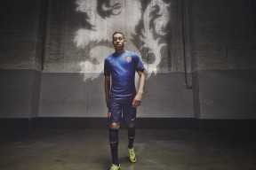 王霜闪耀欧洲赛场 助攻帽子戏法引热议，王霜打进了中国球员在欧冠中的首球