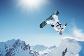 媒体评价球员成长速度快称其或成未来国家队核心中坚力量，球员表现