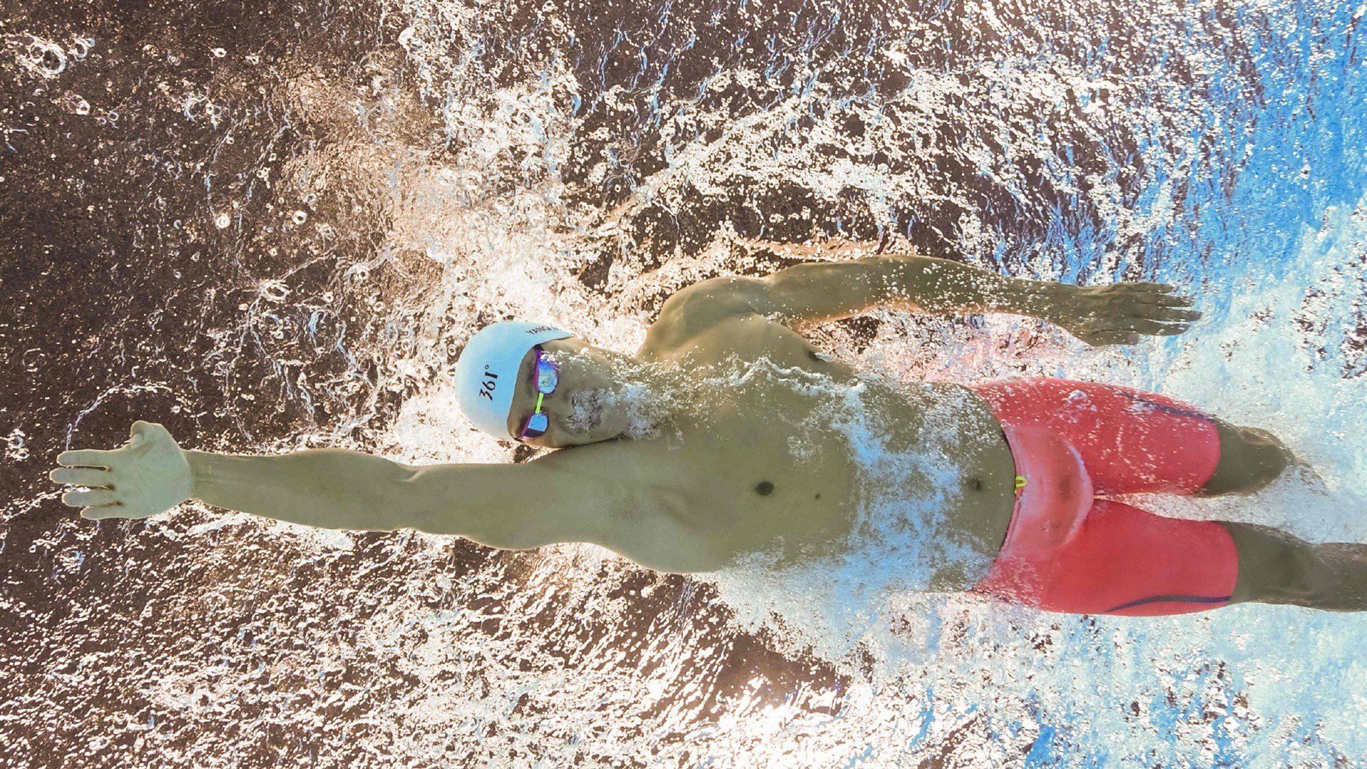 南非女子仰泳新星闪耀赛场,老婆右眼一直跳