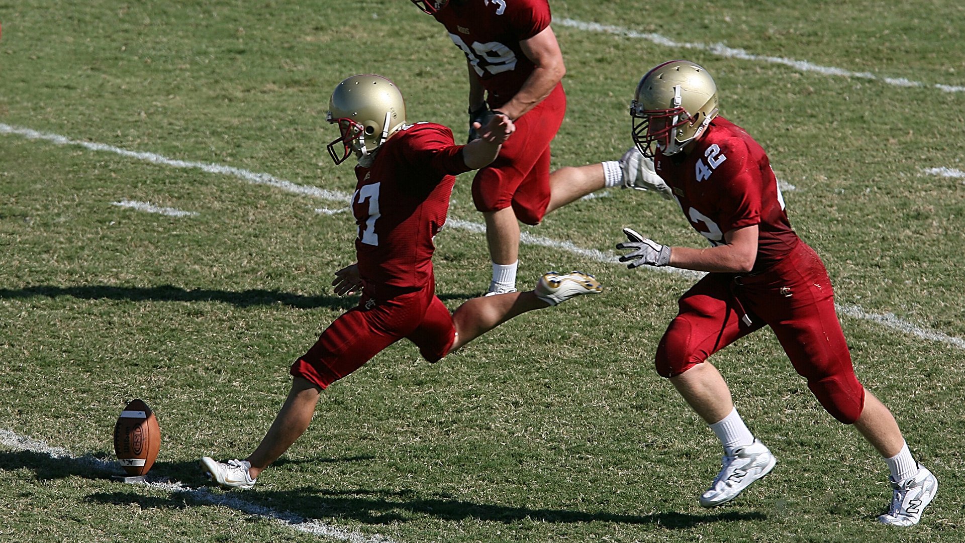 未来足球：多元能源整合，场馆全面实现可再生能源利用，能源方案球场
